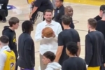 身穿白衬的东契奇在暂停时向队友要球拍一拍 ESPN:他想打球😔