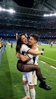 外网网友制作AI居莱尔公主抱场边的美女，这女友要是看到会生气