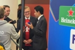 相互尊重!赛后巴黎主席纳赛尔与拜仁CEO德雷森拥抱致意