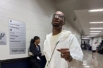 西决来了!NBA官方晒亚历山大入场:蛤蟆镜+小挎兜 步伐相当自信
