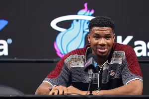 字母哥：在训练中我们的磨合也在不断变好 会利用好后续比赛&训练